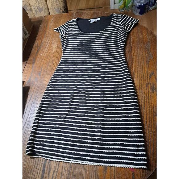 Small Studio M Black Off White Short Sleeve Midi Dress with Scalloped Design - Picture 1 of 4